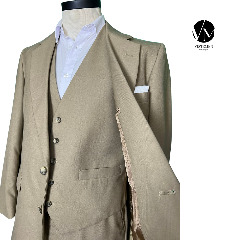 BLACK FRIDAY | Traje Completo Oakton Café Claro con Chaleco | 3 Piezas | Talla XL (52) | Vistemen