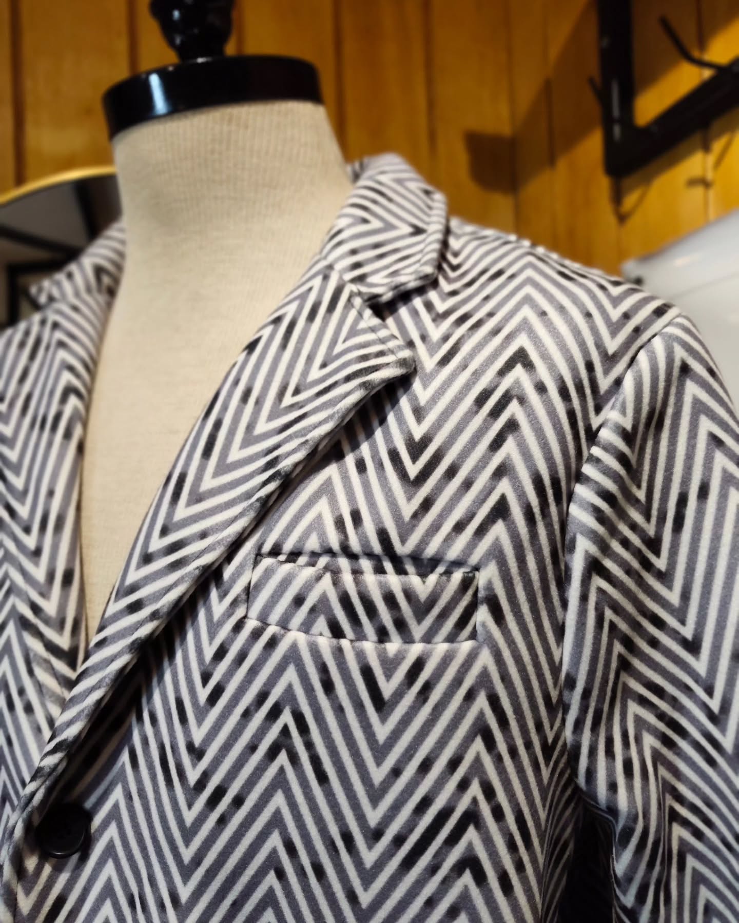 Abrigo Espiga de Trigo Blanco y Negro – Talla XL (52)