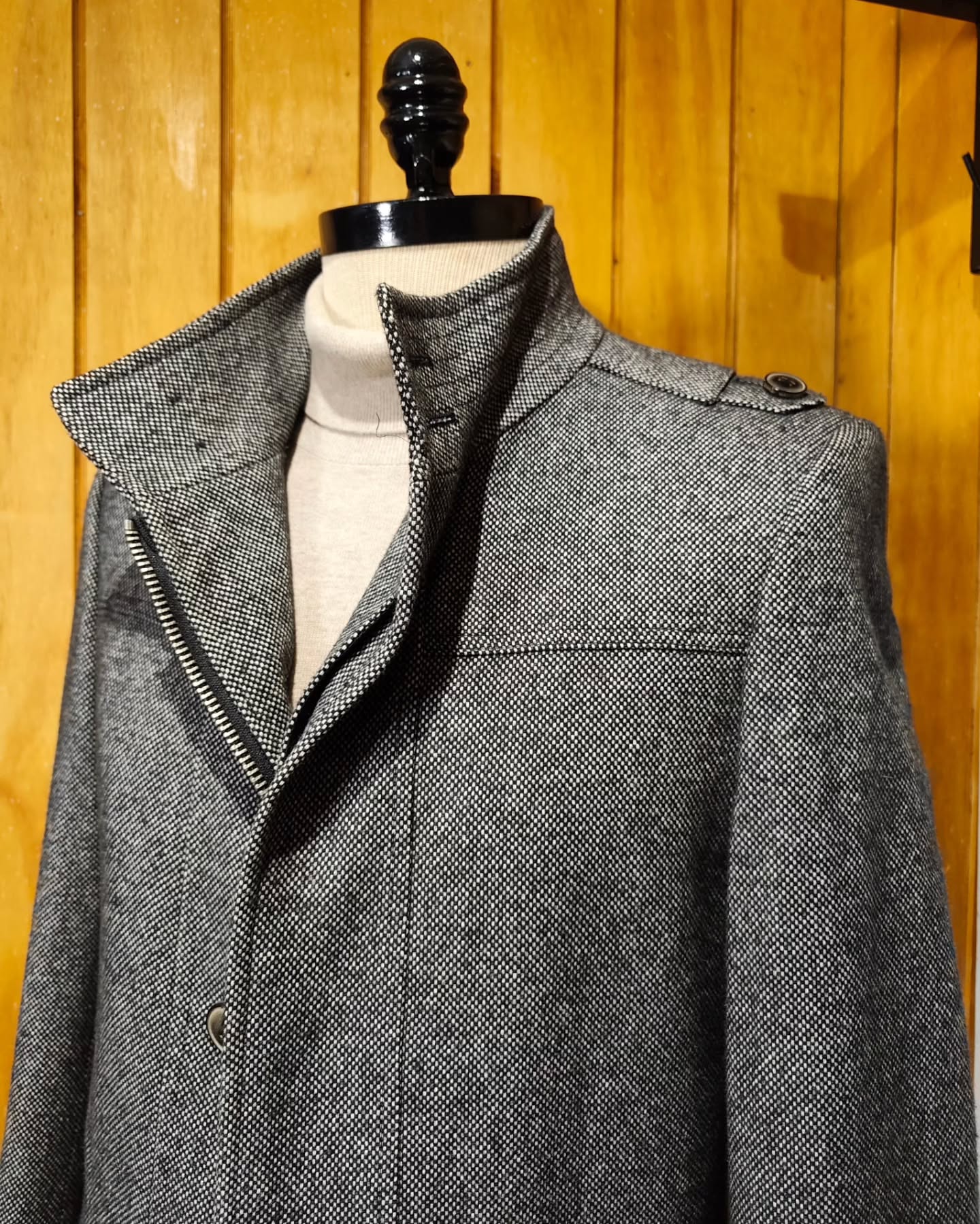 Abrigo Zara Man Gris Jaspeado con Charreteras – Talla M (48)